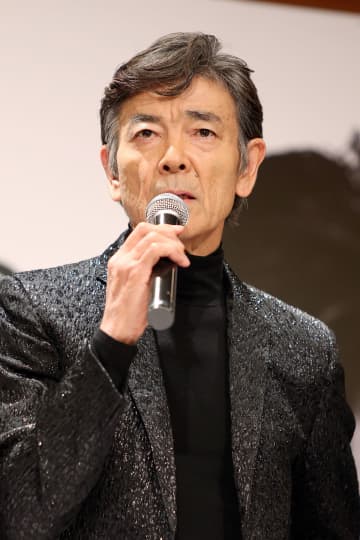 柴田恭兵、ドラマで見せた“白髪激変”＆激やせにファンの驚き　同時期の映画『あぶ刑事』では“全力疾走”アクション