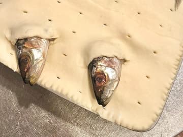 イワシを焼いて、切ったゆで卵を？　斬新なビジュアルに「お、恐ろしい…」