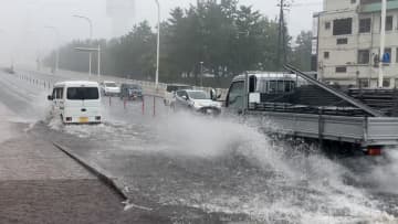 東海・関東・東北でゲリラ雷雨相次ぐ…各地で冠水も　埼玉・加須市でずぶぬれで家路急ぐ学生の姿