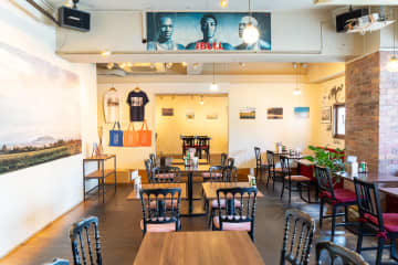 中目黒『アート喫茶フライ』でランチ。アート作品に囲まれて頬張る、懐かしさいっぱいのオムライス
