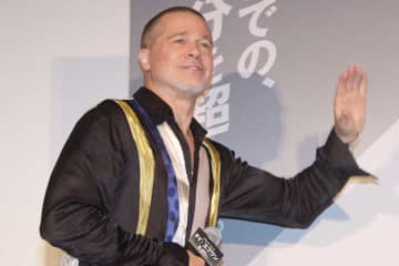 ブラッド・ピット、中尾明慶に現金手渡し　3年ぶり緊急来日で女性ファンともハグの神対応