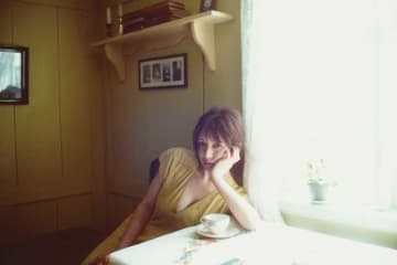 長濱ねるが魅せる、北欧の光と笑顔。写真集『長濱ねる』が7月発売