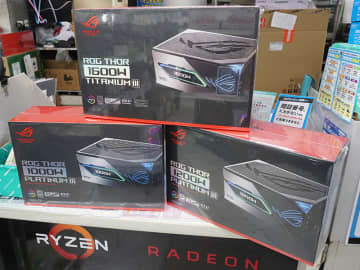 ASUSの大容量80PLUS Titanium/Platinum電源が3製品、1,600Wは13万円以上 マグネット式OLEDディスプレイやGaN MOSFET搭載