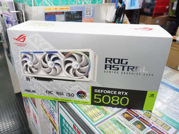 裏面にもファンを搭載した白いGeForce RTX 5080がASUSから、価格は32万円以上