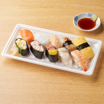 銀鮭握り、いか握り、えび握りなど人気のネタ10貫で税込780円! ファミリーマートが「寿司盛り合わせ」を発売