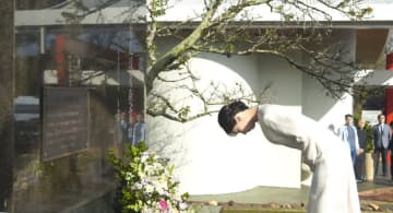 佳子さま＝ローランジアで慰霊碑献花＝北パラナ移民史を熱心にご傾聴