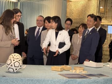 佳子さまが展示に強いご関心＝ジャパン・ハウスご視察で
