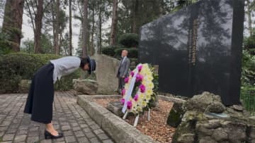 佳子さまが慰霊碑に献花＝笑顔で日本館の鯉に餌やり＝ご両親のイペーの横に桜植樹