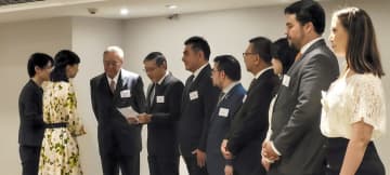 外務省元研修生とご引見＝佳子さまに訪日成果を報告