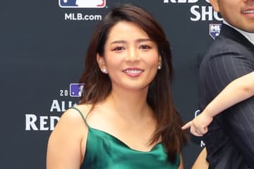 菊池雄星の妻・深津瑠美さんが見せた意外な一面。ショーパン×シティコネクトユニ姿で夫の３勝目を見届ける