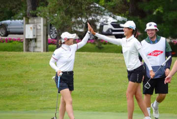 吉田優利＆馬場咲希組が1打差2位発進　渋野日向子＆勝みなみ組は終盤3連続ボギーで49位