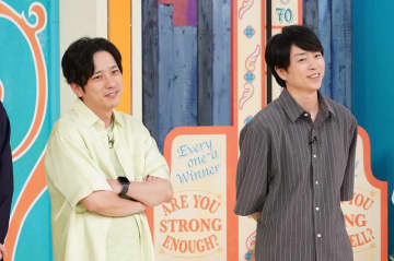 嵐・二宮和也 vs 櫻井翔、白熱バトル　至近距離で向かい合い『目が合ったらダメよチャレンジ』