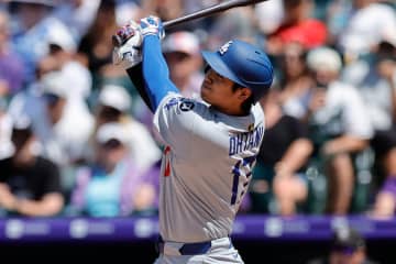 大谷翔平の28号弾をダイレクトキャッチしたド軍同僚が粋な行動。球団公式Xも興奮気味に反応「お土産を贈る！」
