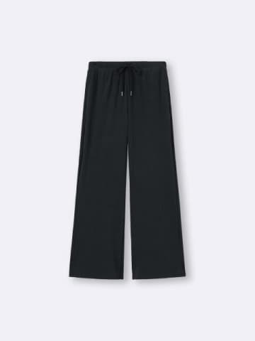 GUの「黒パンツ」がレベル高すぎなんですけど！はくだけで美脚♡めちゃ使える注目アイテム5選