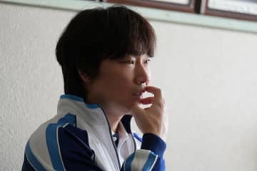 綾野剛　追い詰められ、おびえと絶望の色を宿した表情　「でっちあげ　～殺人教師と呼ばれた男」場面写真