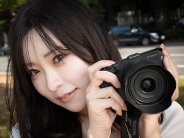 新製品レビュー：キヤノン「EOS R50 V」　初級者へのフォローが手厚い、動画入門者向けのミラーレスカメラ