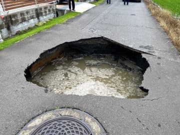 茨城・土浦市道陥没　下水道管に穴、土砂流入　破損箇所を特定