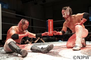 「年齢を言い訳にしてる奴、葛西純の背中を見ろ！」エル・デスペラードvs葛西純のIWGPジュニア王座戦は史上初の蛍光灯＆ガラスボードデスマッチで大激戦！