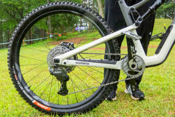 大雨のダウンヒルでシマノ最新電動コンポ「XTR」を試乗したらスゴすぎた。いつかe-MTBにも!![Sponsored]