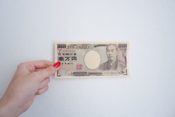 タバコの火で「1万円札」を一部燃やしてしまいました。「紙幣の交換」は「タダ」でお願いできるのでしょうか？