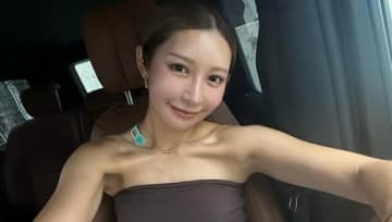「鎖骨きれいすぎ」「スタイル美しい」チューブトップ姿の金田久美子にファン歓喜