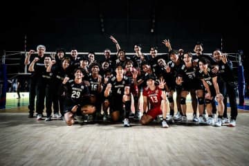 男子バレー日本、フルセット激勝の裏で「再会してるぅぅぅ」　大塚達宣と並んだ人物に「大きな愛」