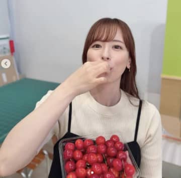 女子アナ・皆藤愛子の"さくらんぼ頬張り"ショットに19,000いいね超！「この一口が羨ましい」