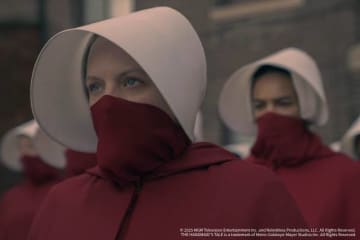 「ハンドメイズ・テイル」特別映像が公開。あらがい続けた女性たちの怒りがついに革命の炎に