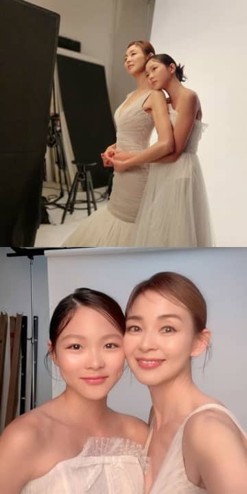 普段はメガネでナチュラルな13歳、SHIHOの娘が大変身！“まるで姉妹”な母娘写真に反響【PHOTO】