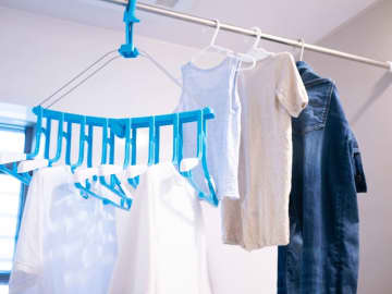 「自然乾燥」を併用すると「乾燥機」の電気代が「1万円」以上安くなる？ 自然乾燥をする際の注意点は？