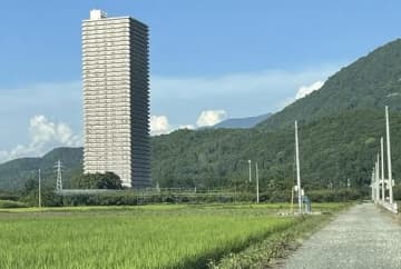 どうしてそうなった…田んぼにタワマン！？あまりにも異質な光景がやばい！「思わずCGを疑うレベル」