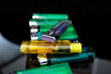ライター用ガスを吸引後にたばこを吸おうとして爆発―中国
