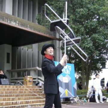 意外すぎる…石丸伸二の過去　大道芸時代の椅子ジャグリング写真が話題に　意外な経歴に「生き生きしとるなぁ」の声