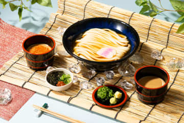 資さんうどん「冷やし胡麻つけうどん」発売。生七味を入れて楽しめる「ちょい辛」バージョンも