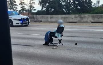 64歳女性、高速道路の中央に椅子を広げ座り込む…警察と数時間にらみ合い