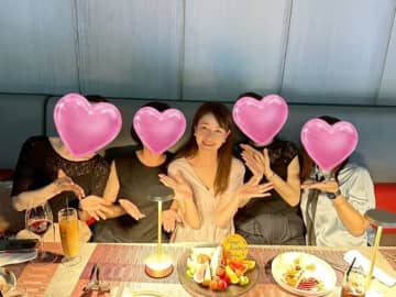 細川直美、高層レストランで友人たちからサプライズ「たまの贅沢でご褒美です」