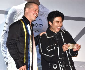 ブラッド・ピット、舞台あいさつでサプライズ　いい感想コメントの中尾明慶へ“現金”プレゼント
