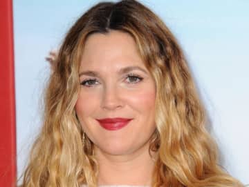『チャリエン』ドリュー・バリモア、すっぴんの自撮りに絶賛の声！　「50歳なんて信じられない！」