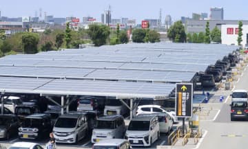 店の駐車場に屋根型太陽光パネル　ジョイフル本田、雨天の集客期待