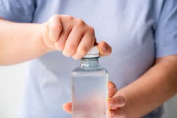 食品包装から剥がれるマイクロプラスチック、飲食物を汚染　初の体系的な証拠