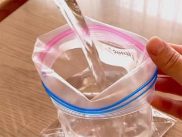 ジッパー袋に『水』を入れて？　試したくなる裏ワザに「知らなかった」「やってみる」