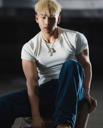 ベクホ、新プロジェクトのコンセプトフォトが公開…金髪＆鍛えられたボディを披露