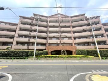 朝日エンブレム奥沢 4階｜「奥沢」駅徒歩7分。自由が丘に寄り添う、奥沢の静寂。2面バルコニーあり、陽当たり・眺望良好な南西角住戸