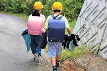 子どもの通学「夏の暑さ対策」日傘は危ないし…みんなはどうしてる？ 悩む相談者に“人生の先輩”からのアドバイス続々