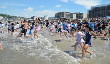 逗子海岸で海開き　神奈川で最も早く　小学生約400人が夏の海へ