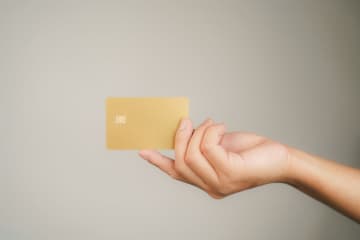 「クレカは1枚しか持っていない」が逆に損？ 2枚持ちで得られる「保険・ポイント・利便性」とは