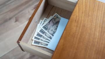 旧札のタンス預金「100万円」があります。記念にこのまま取っておこうと思いますが、“税金面”で問題はありますか？ 使えなくなったりしませんよね？