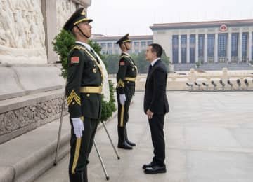 エクアドル大統領、北京の人民英雄紀念碑に献花