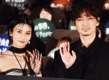 綾野剛、柴咲コウを紳士にエスコート　劇中で見せる“凍る目”称賛