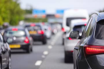車の渋滞、なぜ起こる？先頭では何が起こっているの？回避する方法も